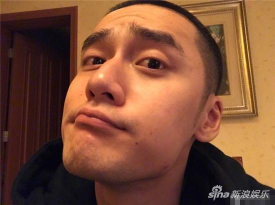 蒋劲夫晒自拍黑照 网友吐槽"迷之角度"