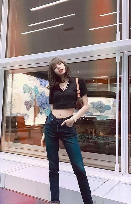 lisa真会穿!"露脐t恤 牛仔裤",时髦又高级,这身材确实