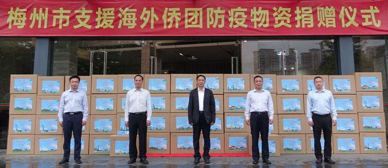 梅州市委常委,政法委书记陈俊钦(中),梅州市侨联主席汤志平(右),副