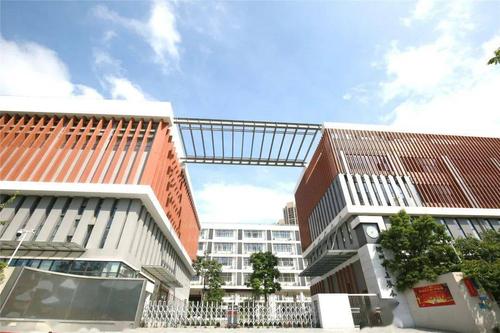 其中,未来中学即红山中学高中部项目,是龙华区高标准打造的寄宿制中学