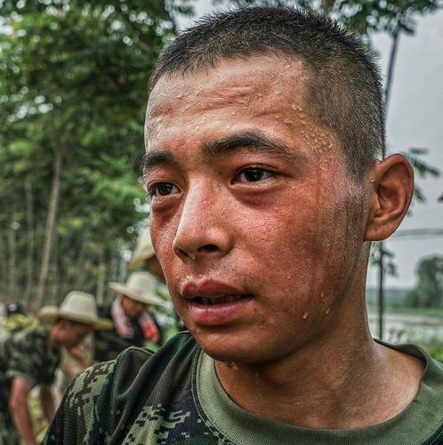 汗流满面多辛苦 大汗淋漓湿衣服 辛勤汗水不白流 汗水结晶变财富