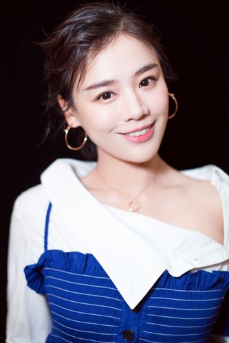 马思纯小露香肩率性性感写真图片