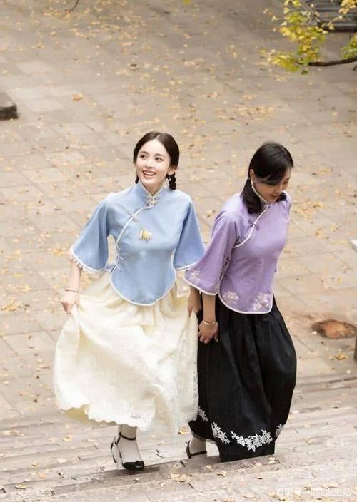 尝试民国装扮的古力娜扎,清新温婉又有气质,宛如画中