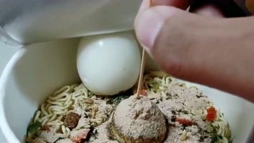 今天是我的生日,我忍着痛给自己的泡面里加了一个蛋,心里好满足!