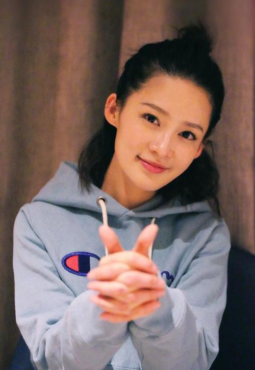李沁的嘴笑开之后弧度很大,嘴角微微上扬