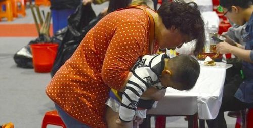 "新型把尿"悄然兴起,比老式把尿更可怕,其中危害你真的了解吗