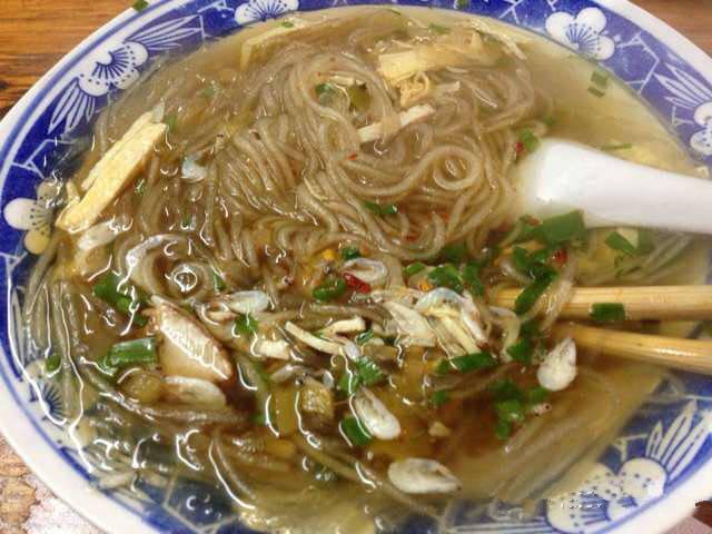 核桃调蛋是浙江台州的特色小吃,主料有核桃,姜汁,蛋,红糖等.