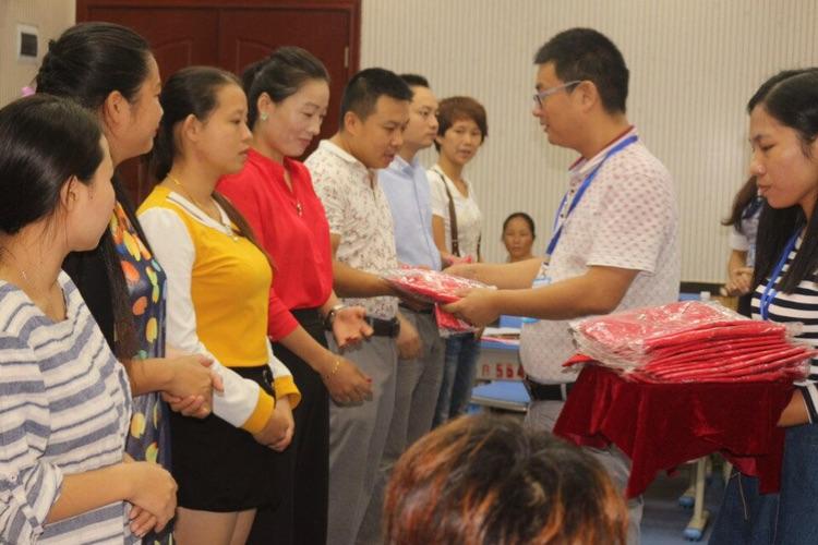 万安学校常务副校长贾玉涛为义工联合会成员分发红马甲.