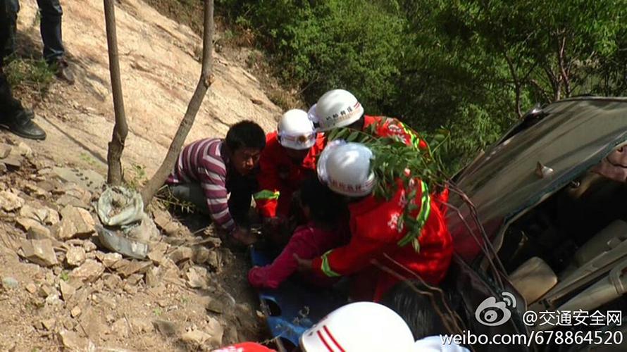 女子驾车坠崖 半瓶水坚持五天终获救(高清组图)