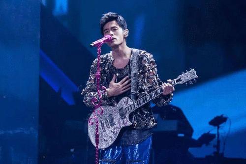 42岁周杰伦罕晒自拍照戴红色墨镜蓄浓密大胡子