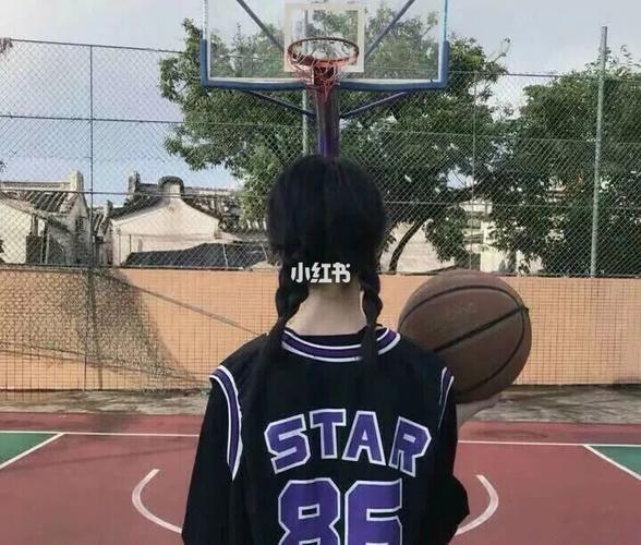 女生打篮球图片_篮球_运动健身_运动