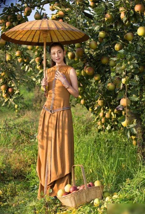 61岁杨丽萍晒出美照,真实演绎逆生长般"冻龄女神",网友:漂亮迷人