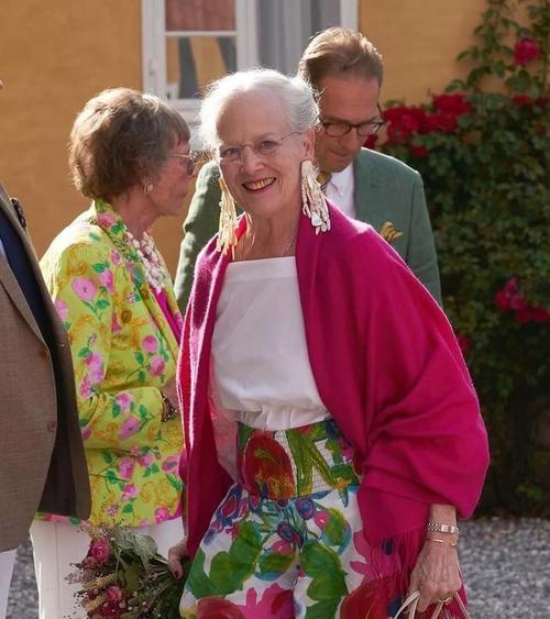 丹麦女王80大寿!西班牙王后送祝福,这位"烟灰缸女王"喜笑颜开