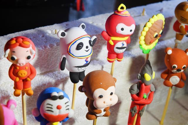 手捏冰墩墩雪容融太原面塑师为冬奥会送祝福