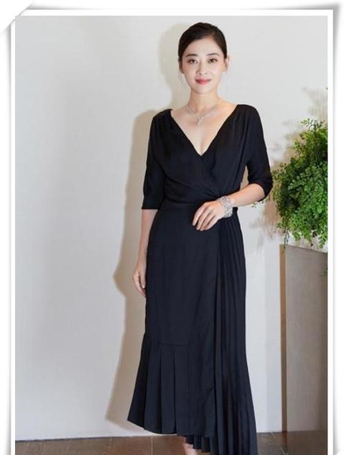 看了马伊琍穿深v礼服,再看看梅婷,才知道女人味的差距有多大!