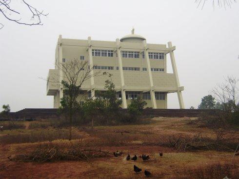 吴城遗址新博物馆,现被村民用来堆放柴火