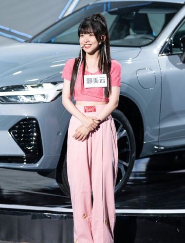 赖美云为了显腰细,往运动裤上绑5条"松紧带",感觉胃被