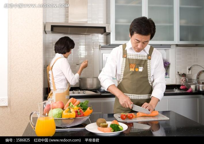 厨房里做饭的中年夫妻设计图片