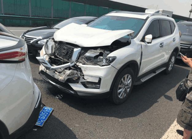 日产奇骏追尾楼兰 奇骏车主: 同样是日系车, 差距这么