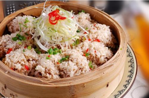 后来,蒸菜的品种越来越多,大街小巷的餐馆也在蒸菜的做法上"八仙过海