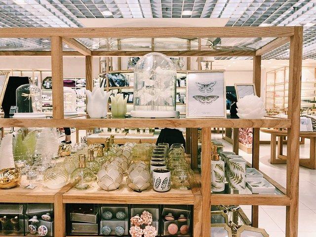 琳琅满目的商品有序摆放各种风格颜色的商品归纳整理地址香港九龙塘又