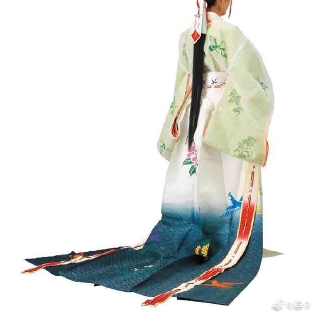 在跳神乐舞的时候,还要带上前天冠或花簪子.有的时候还会拿着一根棍