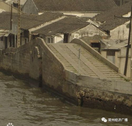 万安桥位于戚墅堰老街东头,横跨三山港,在京杭大运河北岸,明成化十四