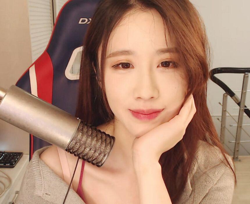 虎牙轩子巨2兔穿粉色护士装直播 网友:被小白脸逼的?