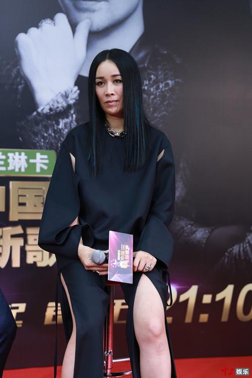 那英开叉裤疑似走光 脚踩恨天高险摔倒