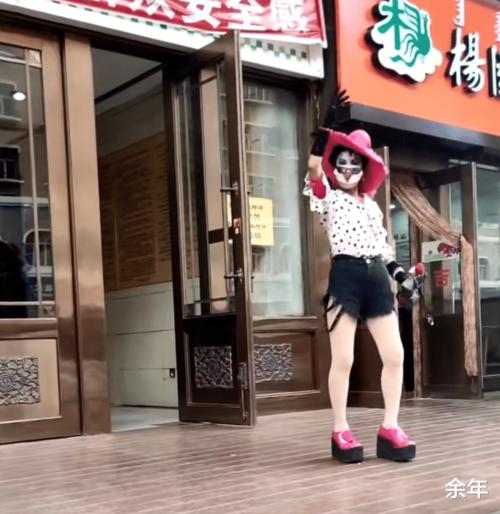 满洲里"怪咖一姐",化猫脸妆有曲儿就摇,"众人皆醉我独