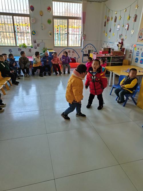 鱼丘湖街道中心幼儿园小五班室内游戏《揪尾巴》