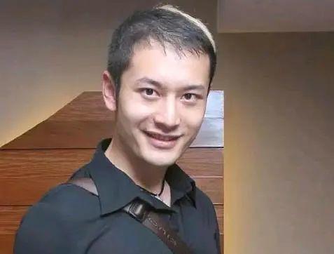 中年男星秃头"灾情"惨重!头顶稀疏能反光,后脑勺都没几根毛