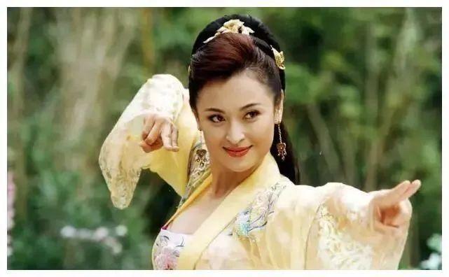 《大唐歌飞》中的杨贵妃贵气又娇俏.