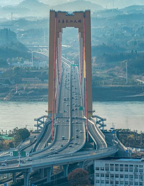 高耸入云的至喜长江大桥