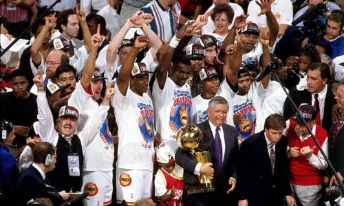 1994年和1995年,奥拉朱旺领衔火箭实现两连冠,在那个属于公牛的盛世