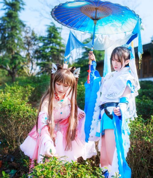 为徒弟撑着纸伞的coser小姐姐,气质优雅靓丽.