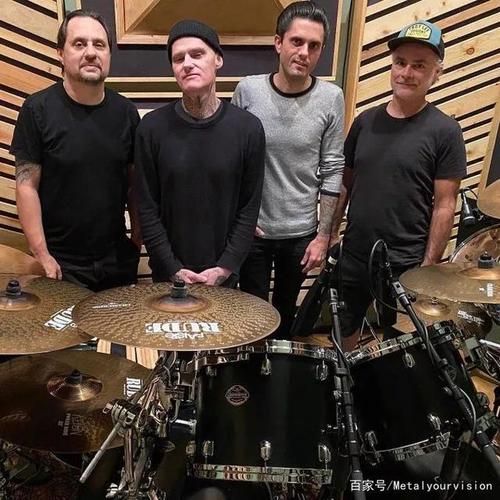 dead cross dave lombardo(前 slayer 等),justin pearson(the locust