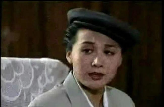 1999年,李媛媛饰演董竹君,一个坚毅强大的女强人形象,即便穿着素色