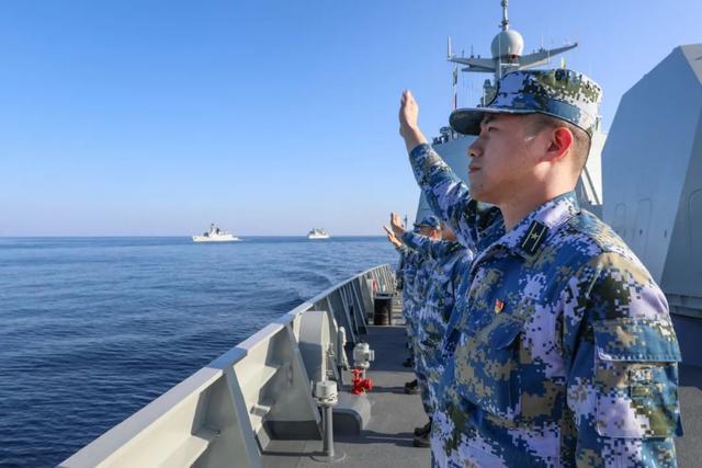 海军第3940批护航编队在亚丁湾分航