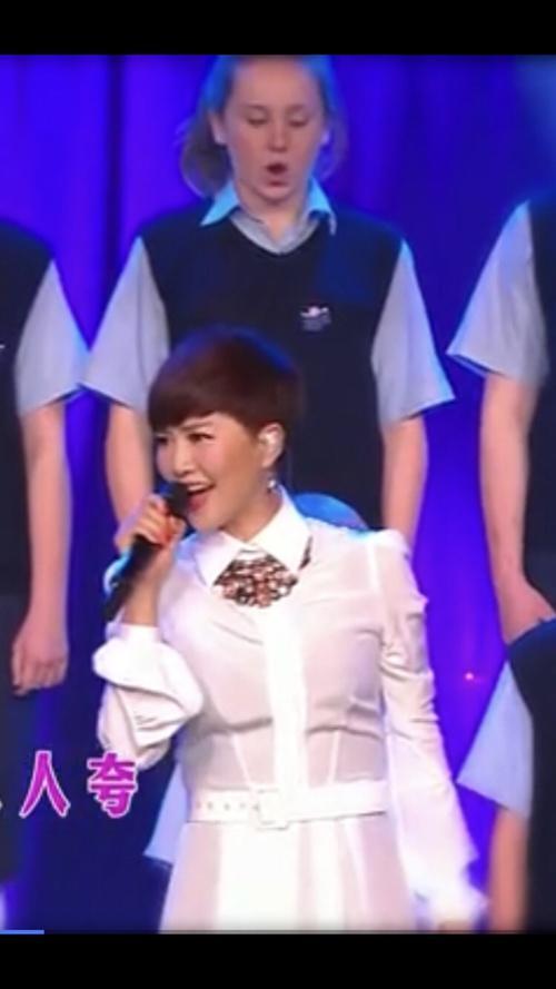 其实明星也不是天生瘦的,比如谭维维,171的身高,瘦成105斤,还被造型师