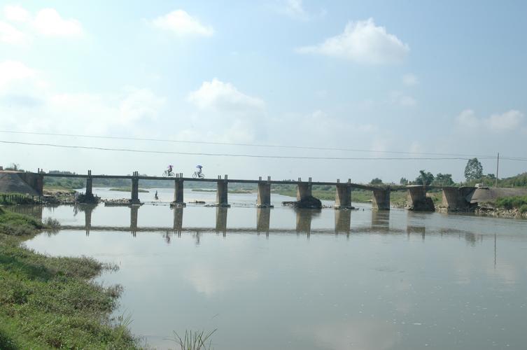 廉江雅塘沙坡桥被冲毁 群众出行难