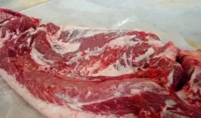 春节快到了,农家开始屠宰年猪……这是农家杀好的猪肉半子.