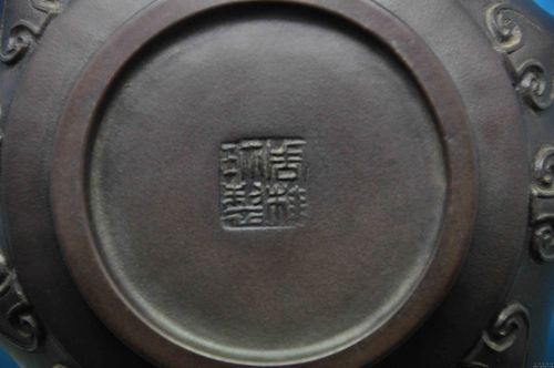 紫砂大师周桂珍作品:雕刻宫灯式紫砂壶