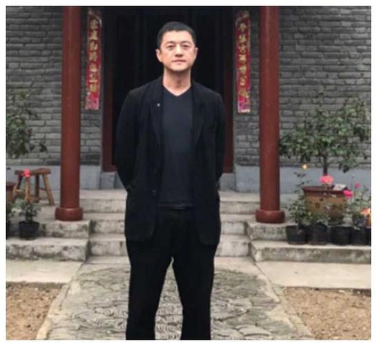 怪不得李嫣这么自信,李亚鹏的豪宅太奢华了,就连老家都有排面