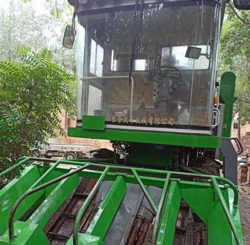 急转金大丰四行玉米收割机