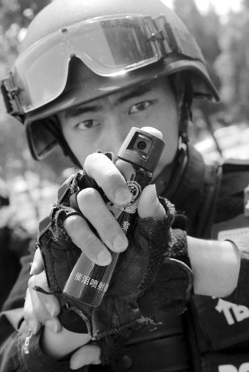 警用辣椒水亮相专治暴力反抗袭警歹徒(图)