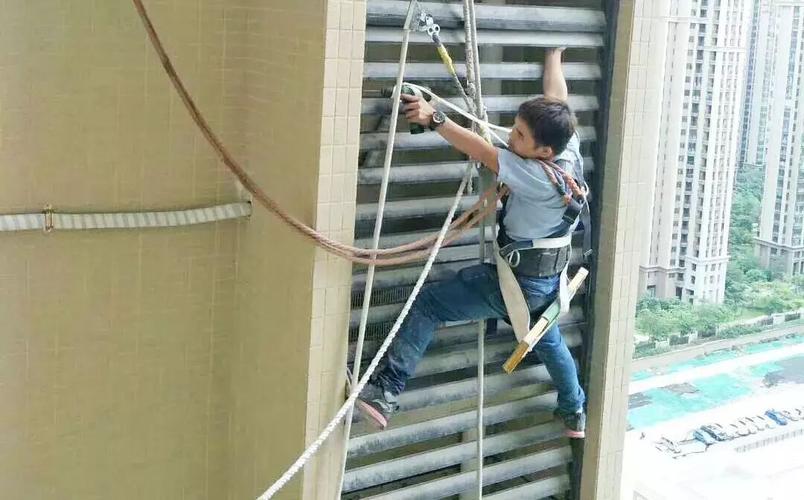 真·命悬一线!"蜘蛛人"高空作业被吊半空,安全保护措施不可忽视!