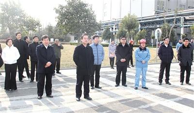 刘伟,徐可,阚金智,李晓红等区大班子领导出席会议.