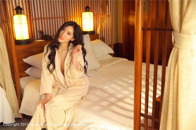 推女神韩盼盼温泉池大秀迷人乳沟照