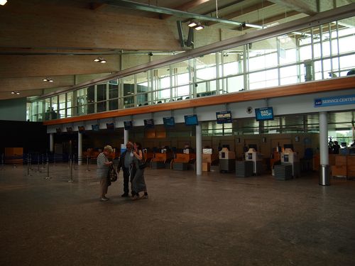 aalborg的机场很细,虽仍比法罗群岛的大,就只有十数个登记柜台,旁边就